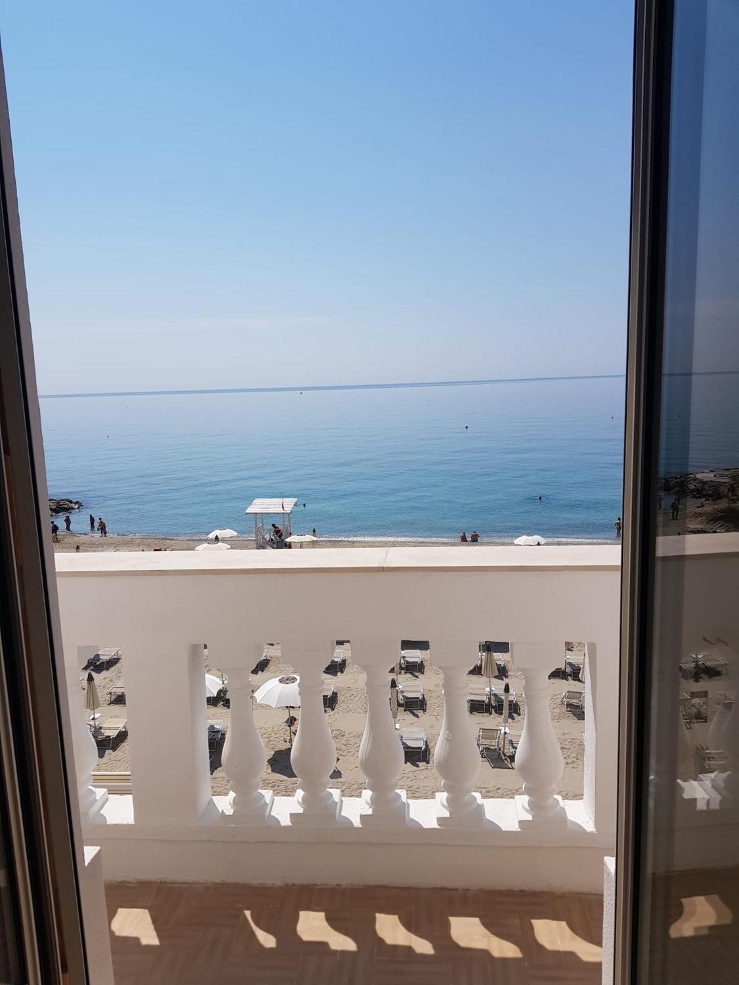 Blu Sea Apartments Pietra Ligure Exterior foto
