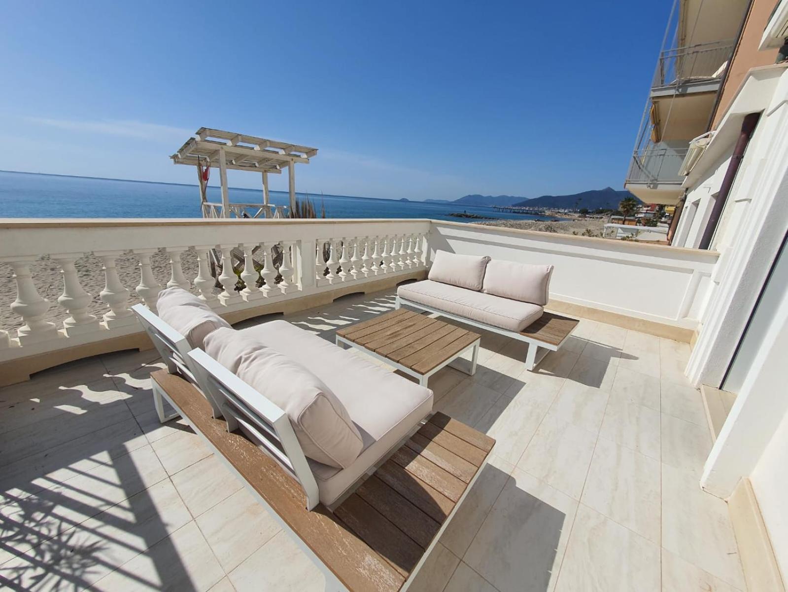 Blu Sea Apartments Pietra Ligure Exterior foto